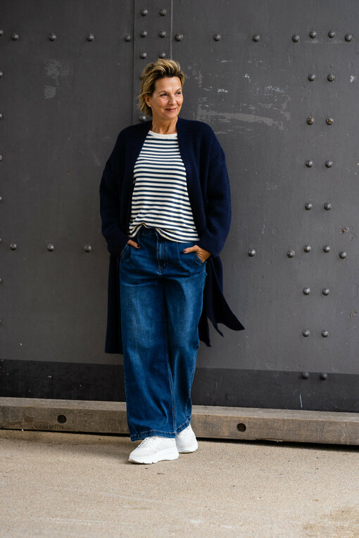 Strickcardigan “BETTY” navy (GW52)/ Shirt “FRANZISKA” (BA42)/ Jeans “YIBBI” dark blue (H36)