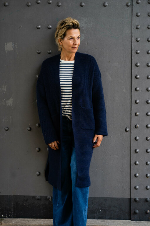 Strickcardigan “BETTY” navy (GW52)/ Shirt “FRANZISKA” (BA42)/ Jeans “YIBBI” dark blue (H36)