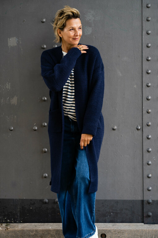 Strickcardigan “BETTY” navy (GW52)/ Shirt “FRANZISKA” (BA42)/ Jeans “YIBBI” dark blue (H36)