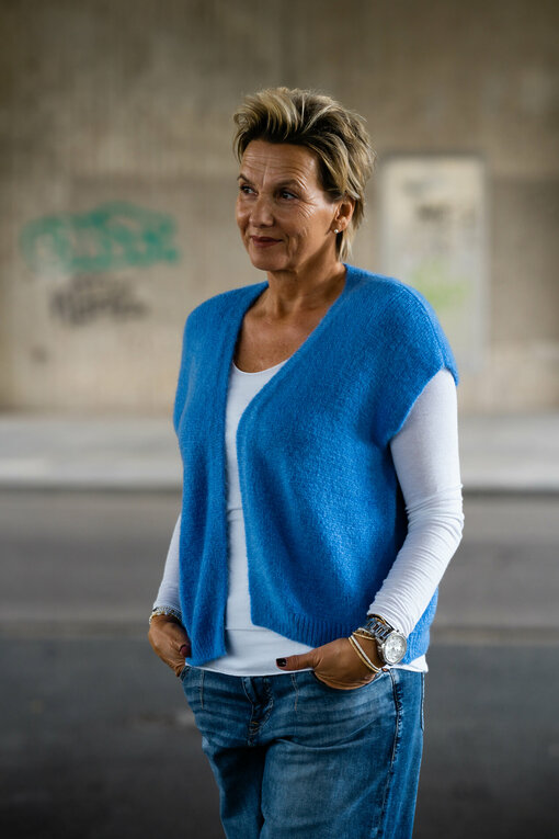 Strickweste “JESS” blau (GW50)/ Langarmshirt "DANIELA" weiß (BA05)