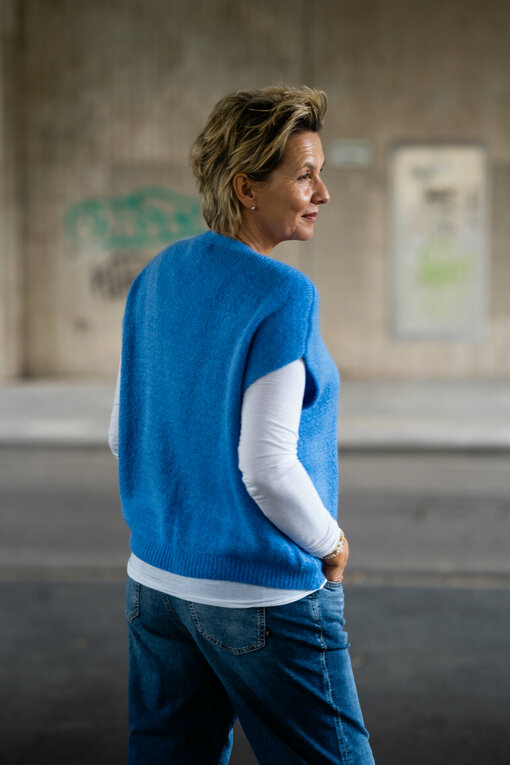 Strickweste “JESS” blau (GW50)/ Langarmshirt "DANIELA" weiß (BA05)