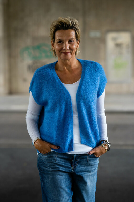 Strickweste “JESS” blau (GW50)/ Langarmshirt "DANIELA" weiß (BA05)