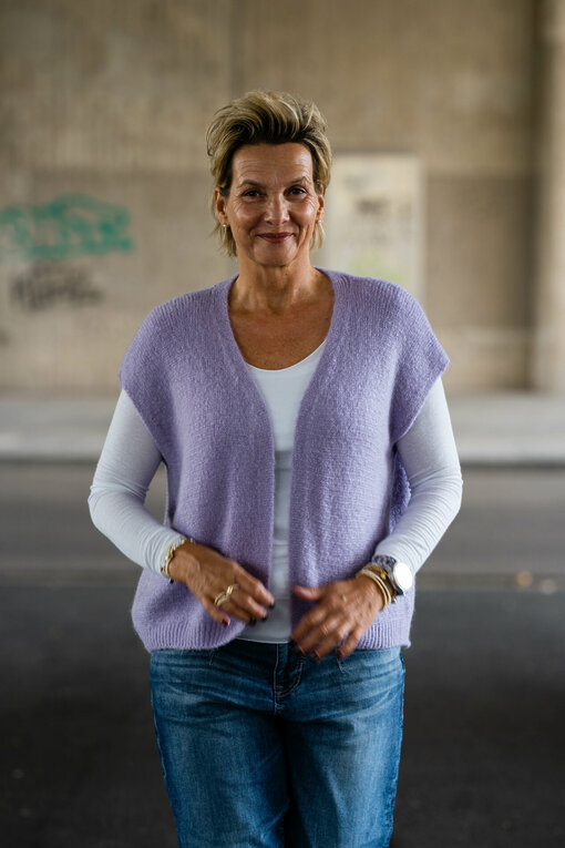 Strickweste “JESS” flieder (GW50)/ Langarmshirt "DANIELA" weiß (BA05)