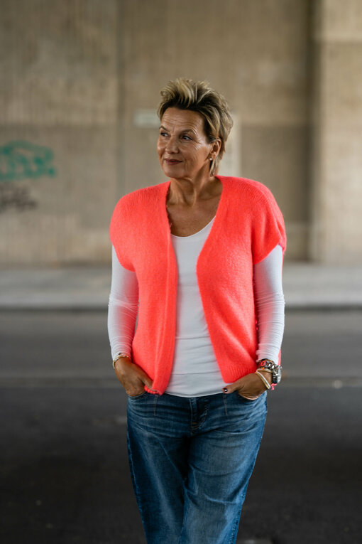 Strickweste “JESS” coral (GW50)/ Langarmshirt "DANIELA" weiß (BA05)