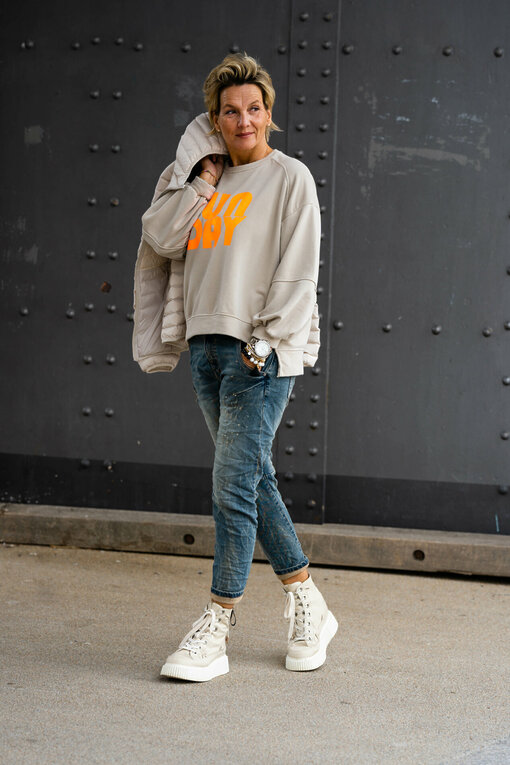 Lässige Jeans “NORAH” antiqe blue (H06) / Cooler Sweater "SUNDAY" beige/neon orange(GW25)