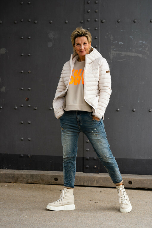 Daunenjacke "JESSICA" kid solit (MSC12) / Lässige Jeans “NORAH” antiqe blue (H06) / Cooler Sweater "SUNDAY" beige/neon orange(GW25)