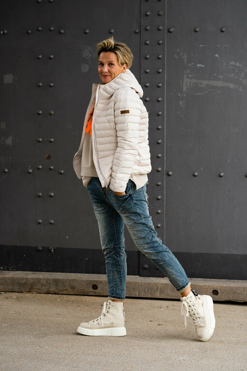 Daunenjacke "JESSICA" kid solit (MSC12) / Lässige Jeans “NORAH” antiqe blue (H06) / Cooler Sweater "SUNDAY" beige/neon orange(GW25)