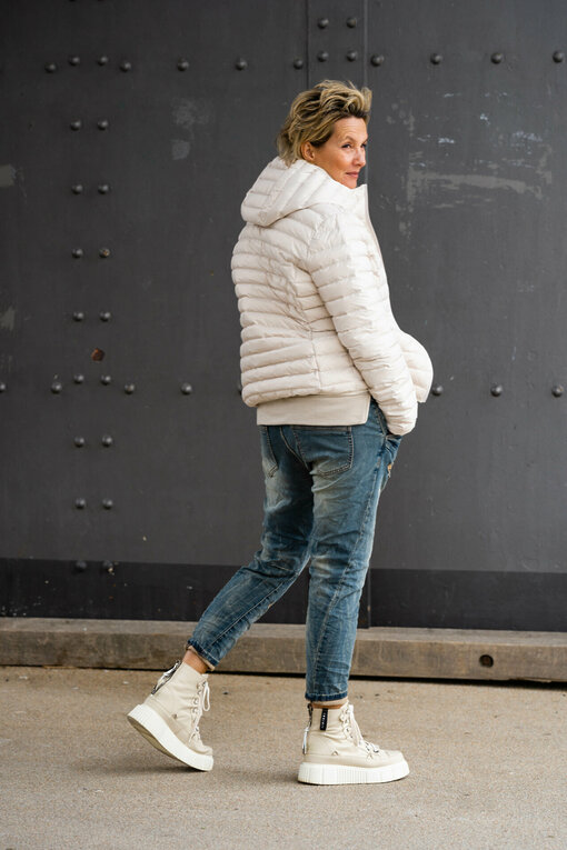 Daunenjacke "JESSICA" kid solit (MSC12) / Lässige Jeans “NORAH” antiqe blue (H06)