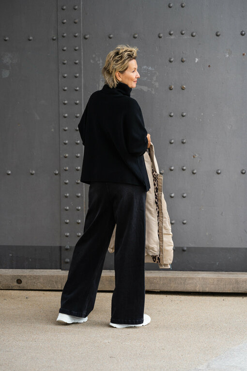 Wide Leg Jeans “YIBBI” black (H36) / Oversized Strickpulli "SOPHIA" schwarz (GW205)