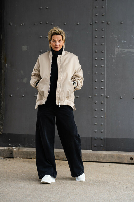 Wide Leg Jeans “YIBBI” black (H36) / Oversized Strickpulli "SOPHIA" schwarz (GW205) / Coole Bomberjacke "ANNABELLE" (GW60)