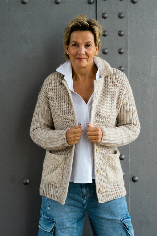 Strickjacke “HAMPTON” chalk solid (MSC03) / Hemdbluse “KIRA” weiß (HB02) / Weite Cargo Jeans “LILLI” – radiant blue (ER11)