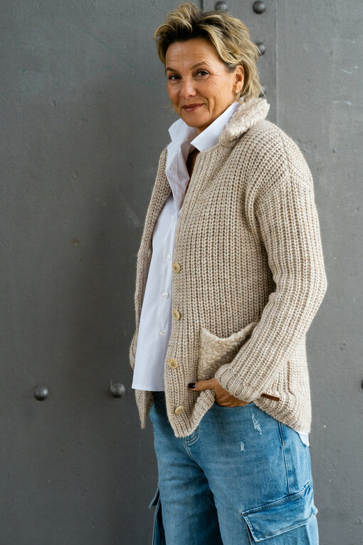 Strickjacke “HAMPTON” chalk solid (MSC03) / Hemdbluse “KIRA” weiß (HB02) / Weite Cargo Jeans “LILLI” – radiant blue (ER11)