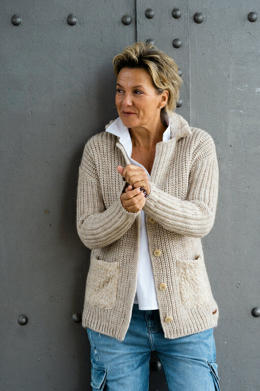 Strickjacke “HAMPTON” chalk solid (MSC03) / Hemdbluse “KIRA” weiß (HB02) / Weite Cargo Jeans “LILLI” – radiant blue (ER11)