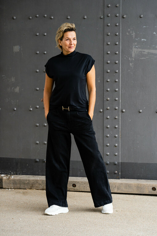 Wide Leg Jeans “YIBBI” black (H36) / Oversized sleeveless Top “MAI” black (ER27) / Ledergürtel ohne Schließe (UJ01) / Gürtelschließe (UJ02)