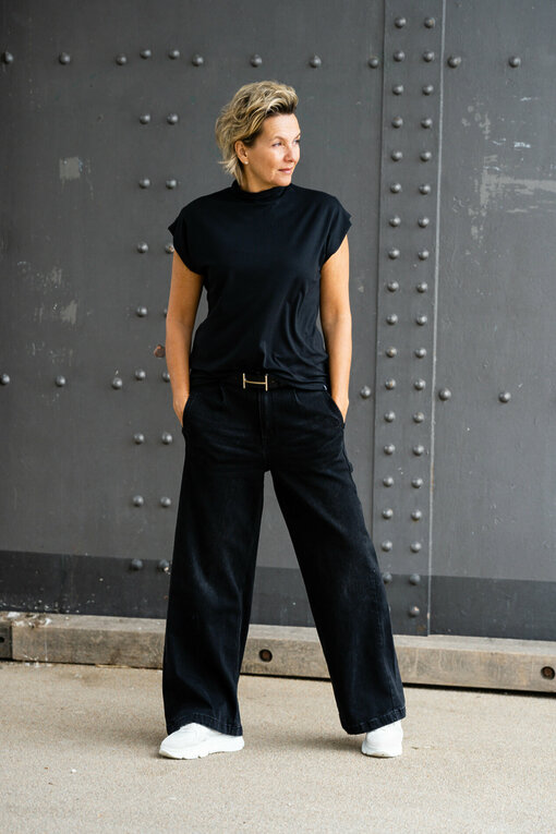 Wide Leg Jeans “YIBBI” black (H36) / Oversized sleeveless Top “MAI” black (ER27) / Ledergürtel ohne Schließe (UJ01) / Gürtelschließe (UJ02)