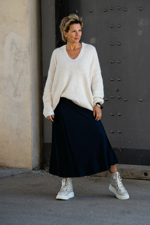 Edler Glanzrock “SENA” dunkelblau (R07) / Oversized Strickpullover “CAROLINE” creme (GW229)