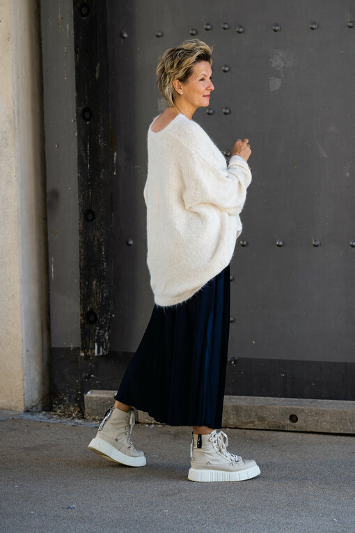 Edler Glanzrock “SENA” dunkelblau (R07) / Oversized Strickpullover “CAROLINE” creme (GW229)