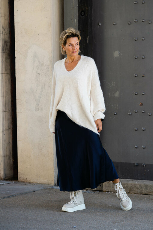 Edler Glanzrock “SENA” dunkelblau (R07) / Oversized Strickpullover “CAROLINE” creme (GW229)