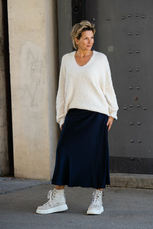 Edler Glanzrock “SENA” dunkelblau (R07) / Oversized Strickpullover “CAROLINE” creme (GW229)