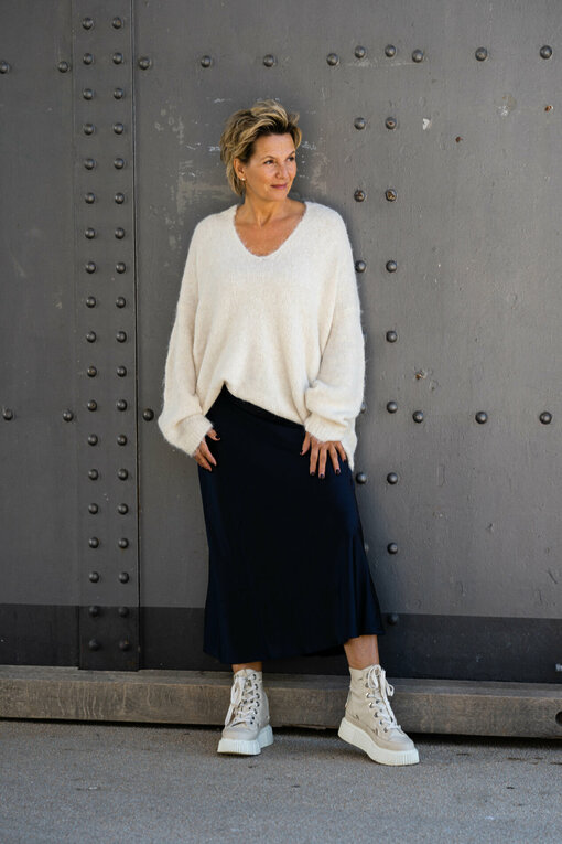 Edler Glanzrock “SENA” dunkelblau (R07) / Oversized Strickpullover “CAROLINE” creme (GW229)