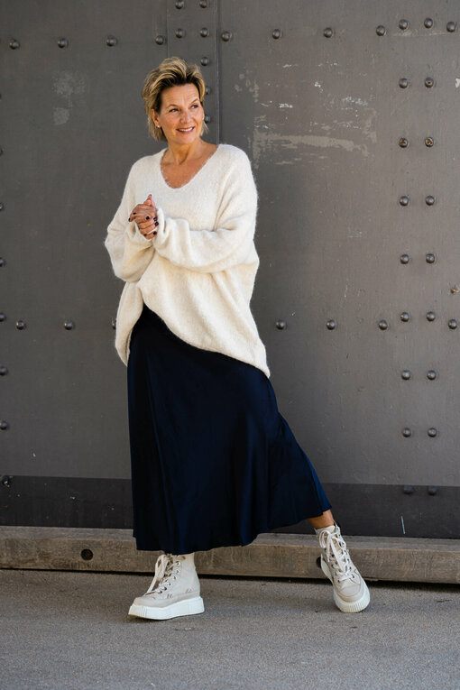 Edler Glanzrock “SENA” dunkelblau (R07) / Oversized Strickpullover “CAROLINE” creme (GW229)