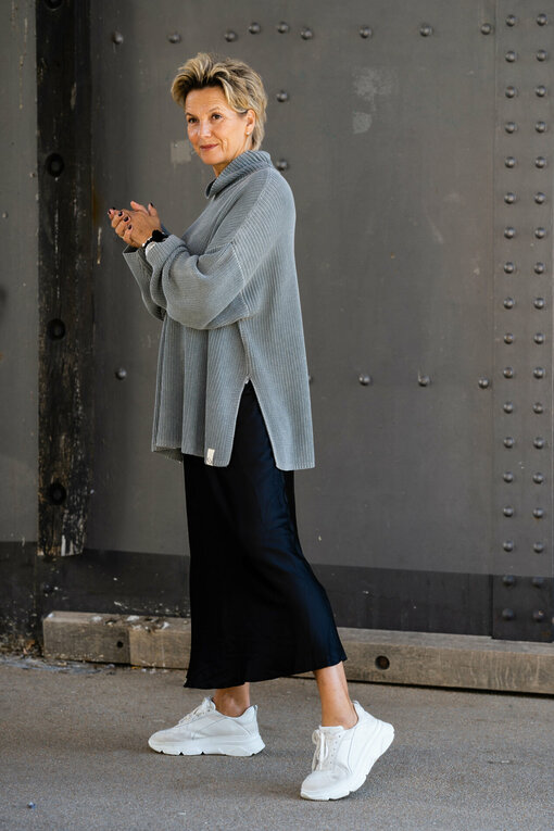 Oversized Strickpullover "FANIA" grey (CC07) / Edler Glanzrock "SENA" schwarz (R07)