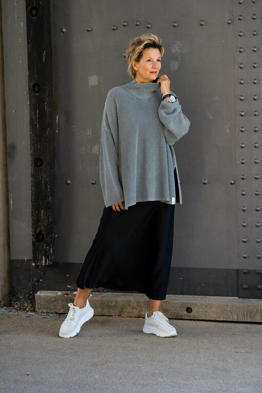 Oversized Strickpullover "FANIA" grey (CC07) / Edler Glanzrock "SENA" schwarz (R07)