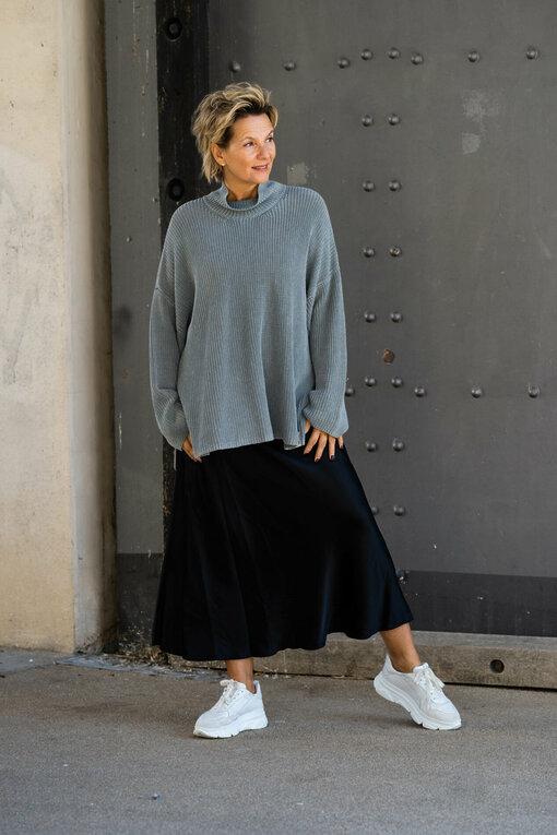 Oversized Strickpullover "FANIA" grey (CC07) / Edler Glanzrock "SENA" schwarz (R07)