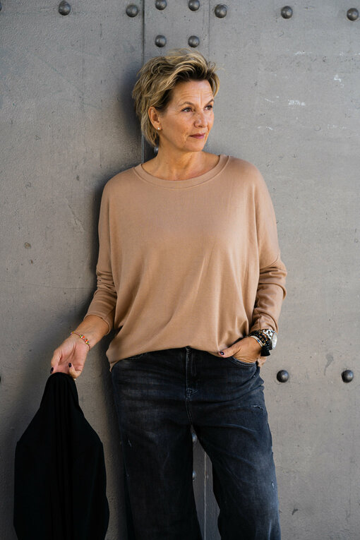 Pulli "MAGGIE" caramel (BA50) /  Jeans “KALEA” - silent great grey (ER20)