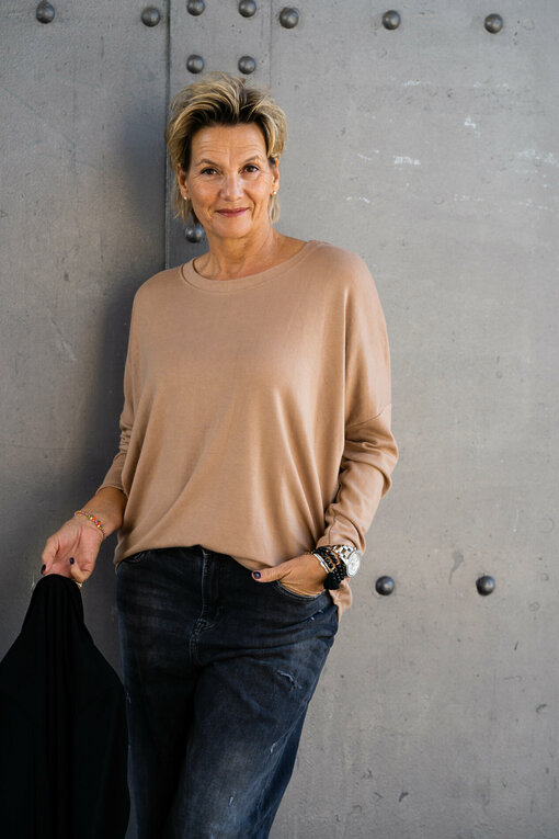 Pulli "MAGGIE" caramel (BA50) /  Jeans “KALEA” - silent great grey (ER20)