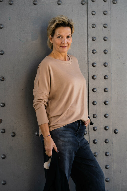 Pulli "MAGGIE" caramel (BA50) /  Jeans “KALEA” - silent great grey (ER20)