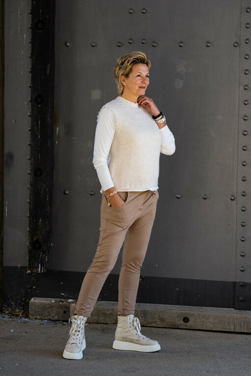 Kuscheliger Pullunder "UTA" beige (GW75) / Langarmshirt “EVA” weiß (BA81) / Joggerhose “PRISKA” caramel (FJ)