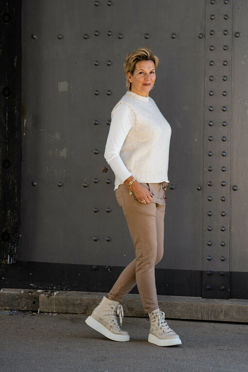 Kuscheliger Pullunder "UTA" beige (GW75) / Langarmshirt “EVA” weiß (BA81) / Joggerhose “PRISKA” caramel (FJ)