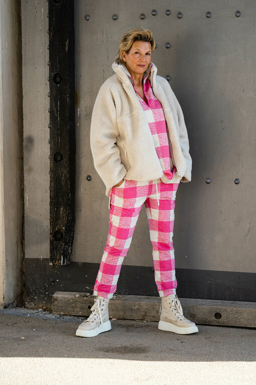 Karo-Sweater "TAMARA" bright pink (10D37)/ Cropped Jogger "KALINKA" bright pink (10D66)/ Teddy Jacke “PERNILLE” (WB06)