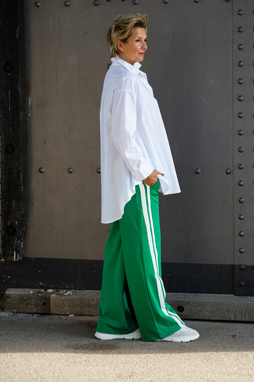 Jogger “PENNI” meadow green (ER42)/ Glockige Bluse “TALIDA” (HB10)/ Longblazer “BEATRIX” schwarz (B03)