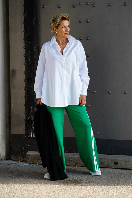 Jogger “PENNI” meadow green (ER42)/ Glockige Bluse “TALIDA” (HB10)/ Longblazer “BEATRIX” schwarz (B03)