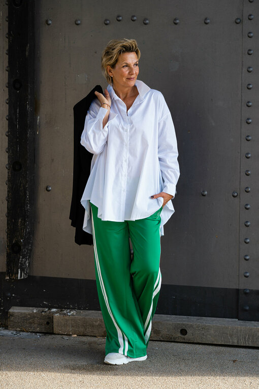 Jogger “PENNI” meadow green (ER42)/ Glockige Bluse “TALIDA” (HB10)/ Longblazer “BEATRIX” schwarz (B03)