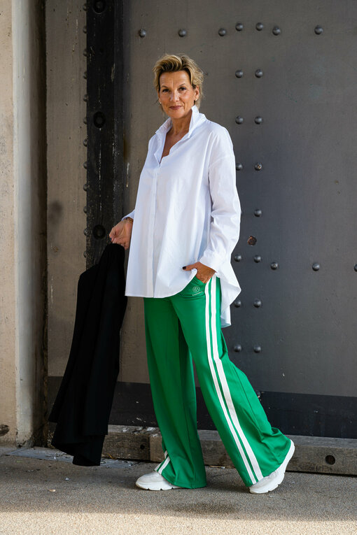 Jogger “PENNI” meadow green (ER42)/ Glockige Bluse “TALIDA” (HB10)/ Longblazer “BEATRIX” schwarz (B03)