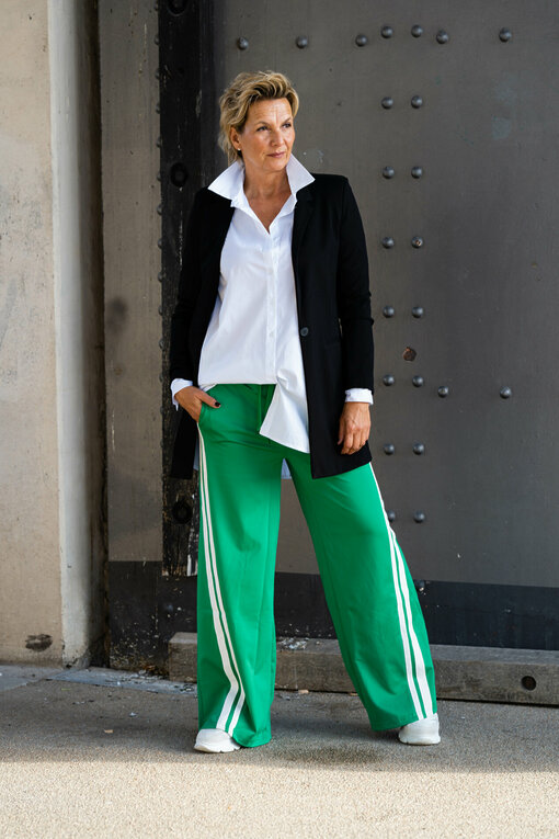 Jogger “PENNI” meadow green (ER42)/ Glockige Bluse “TALIDA” (HB10)/ Longblazer “BEATRIX” schwarz (B03)