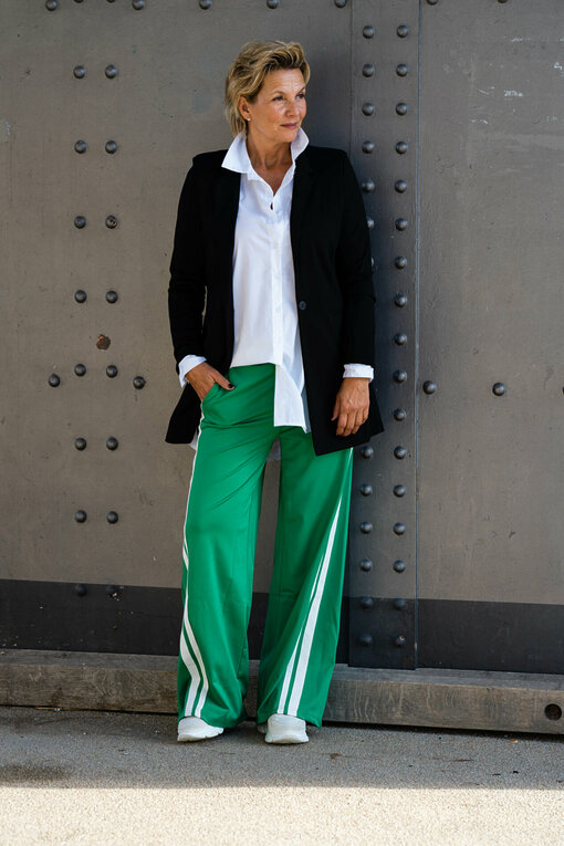 Jogger “PENNI” meadow green (ER42)/ Glockige Bluse “TALIDA” (HB10)/ Longblazer “BEATRIX” schwarz (B03)