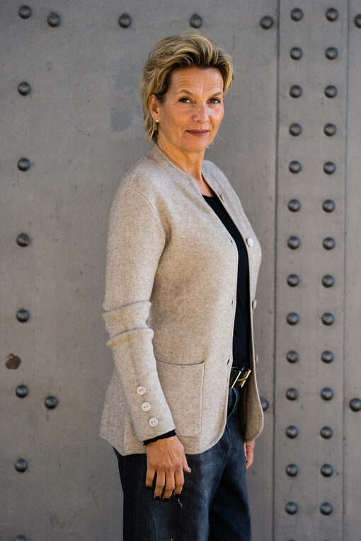 Schicke Strickjacke “KAREN” (GW14) / Jeans “KALEA” – silent great grey (ER20) / Basicshirt “ALMA” (BA56)