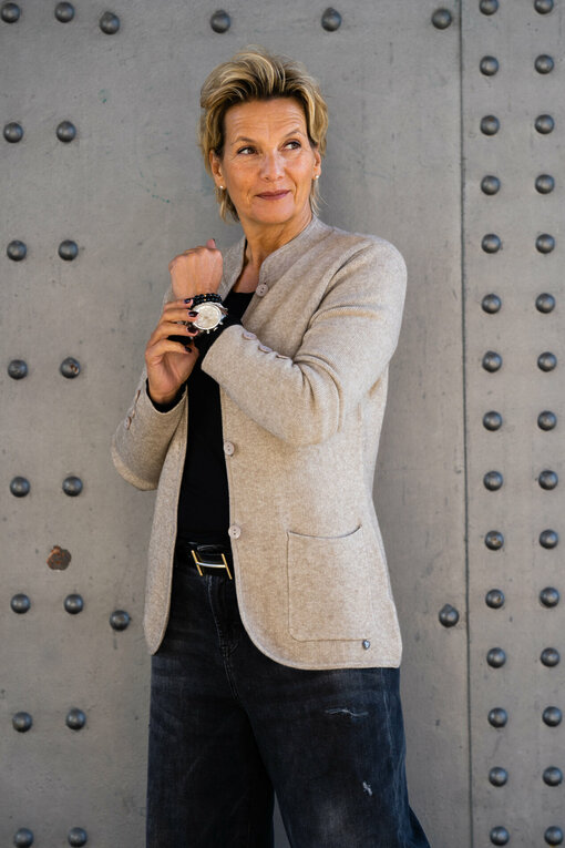 Schicke Strickjacke “KAREN” (GW14) / Jeans “KALEA” – silent great grey (ER20) / Basicshirt “ALMA” (BA56)