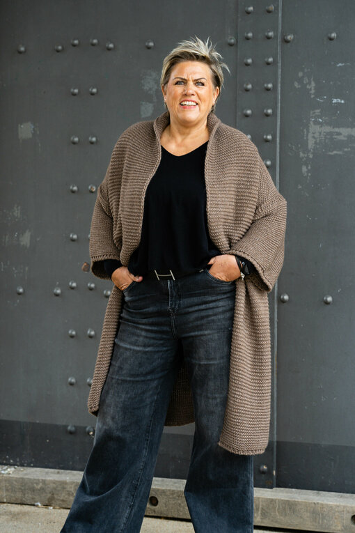 Strickcardigan "JOANNE" schlamm (GW233)/ Jeans “KALEA” - silent great grey (ER20)/ Basicshirt "JASNA" - XXL" (BA47)