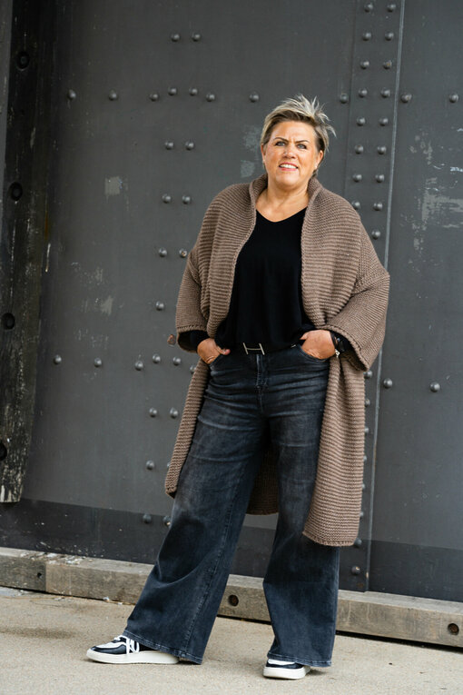 Strickcardigan "JOANNE" schlamm (GW233)/ Jeans “KALEA” - silent great grey (ER20)/ Basicshirt "JASNA" - XXL" (BA47)