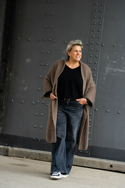 Strickcardigan "JOANNE" schlamm (GW233)/ Jeans “KALEA” - silent great grey (ER20)/ Basicshirt "JASNA" - XXL" (BA47)