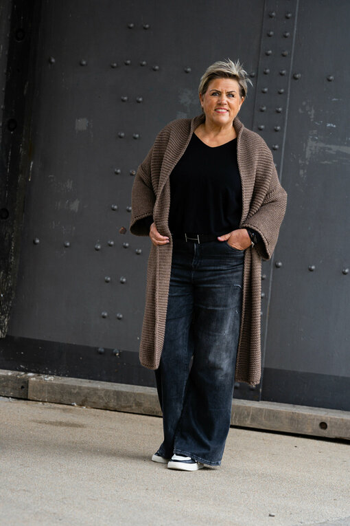 Strickcardigan "JOANNE" schlamm (GW233)/ Jeans “KALEA” - silent great grey (ER20)/ Basicshirt "JASNA" - XXL" (BA47)