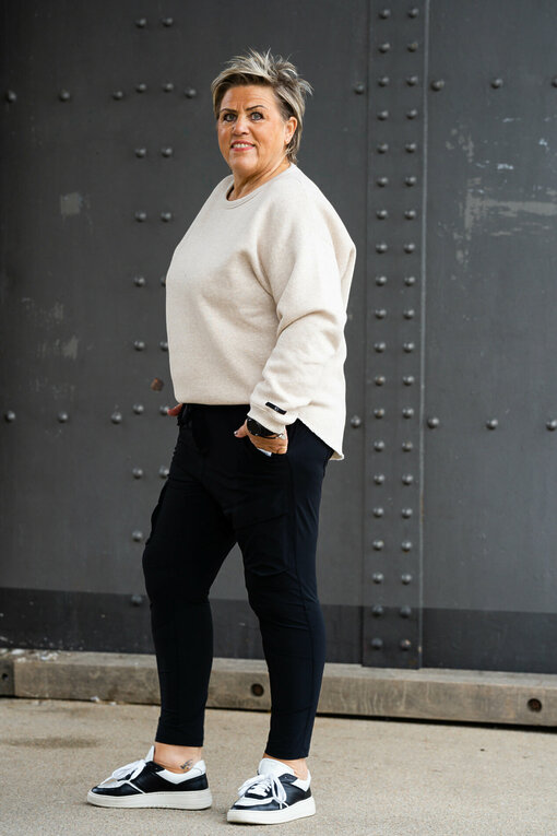 Kuscheliger Sweater “KIM” light latte melee (10D63) / Elastische “CARGO”- Hose (PI05)