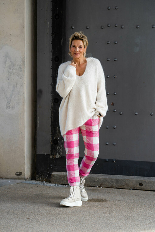 Regular Fit Cropped Jogger “KALINKA” bright pink (10D66) / Oversized Strickpullover “CAROLINE” creme (GW229)