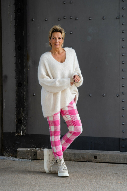 Regular Fit Cropped Jogger “KALINKA” bright pink (10D66) / Oversized Strickpullover “CAROLINE” creme (GW229)