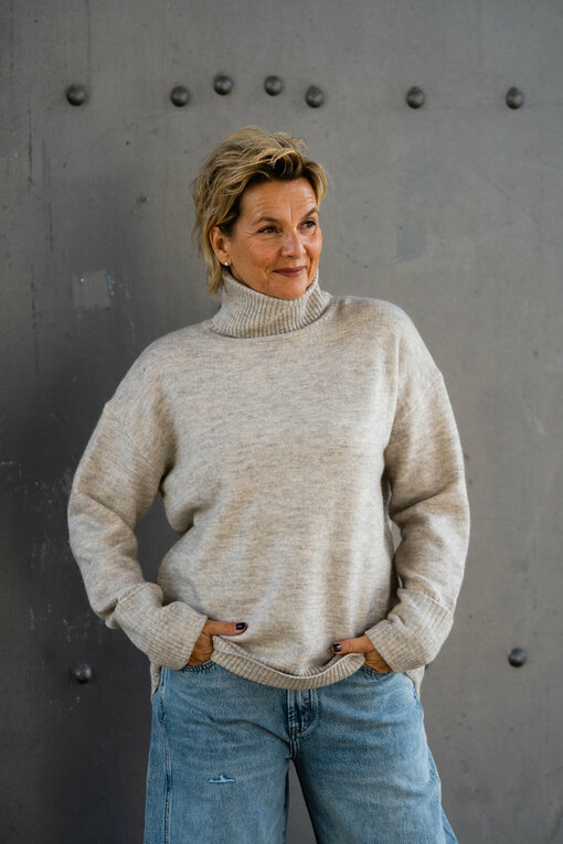 Lockerer Strickpullover “LALVA” silver lining melange (WB07) / Jeans “NORALIE” – lagoon blue (ER56)